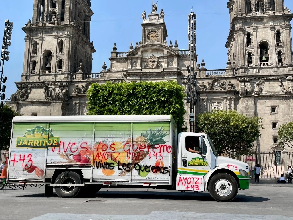 Padres de los 43 insisten en diálogo con el presidente. Luego de un mitin en Reforma, un grupo de jóvenes se llevó ayer un camión de refrescos al plantón de los padres de los 43 instalado en el Zócalo. Más tarde lo devolvieron vacío, informaron trabajadores de Jarritos. Foto Roberto García Ortiz 