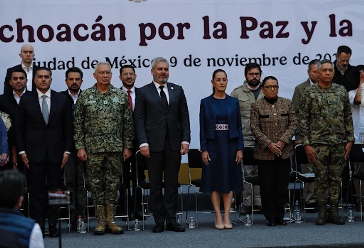 PLAN MICHOACÁN POR LA PAZ. La presidenta Claudia Sheinbaum Pardo presentó ayer en Palacio Nacional el Plan Michoacán por la Paz y la Justicia, acompañada por su gabinete y el gobernador del estado. El proyecto implicará la inversión de 57 mil millones de pesos para atender temas de inseguridad en la entidad tras la crisis de violencia. 