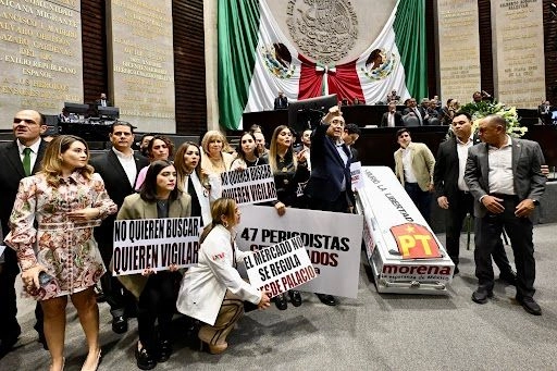 Debate en San Lázaro. Diputados del PRI , encabezados por su coordinador, Rubén Moreira, colocaron al pie de la tribuna de San Lázaro un ataúd blanco con la leyenda “Murió la libertad”, durante la discusión de la nueva Ley en Materia de Telecomunicaciones y Radiodifusión, la cual, aseguran, permitirá el surgimiento de un “Estado totalitario”. 