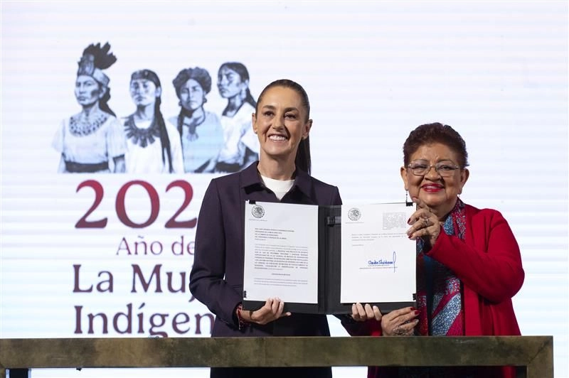 La presidenta Claudia Sheinbaum Pardo firmó y envió ayer al Senado de la República las iniciativas en materia de desaparición forzada. La acompañó Ernestina Godoy, consejera jurídica. Foto 