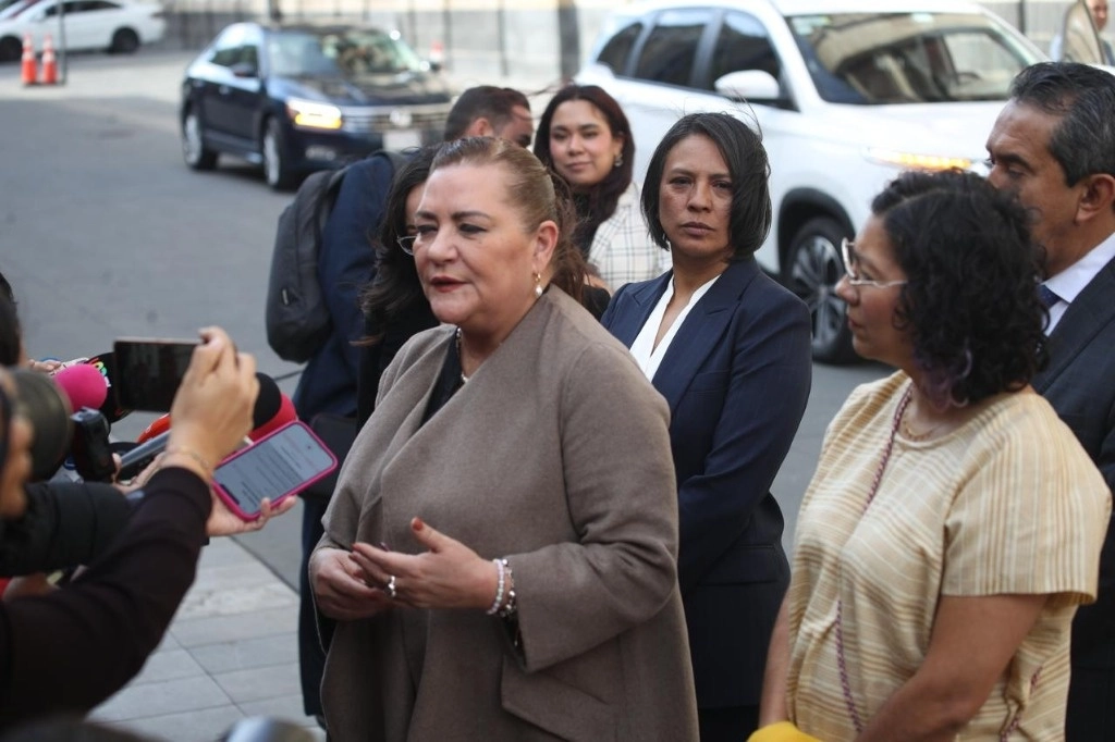 Reunión provechosa con Sheinbaum: Taddei .Los consejeros y la presidenta del INE, Guadalupe Taddei, estuvieron ayer en Palacio Nacional con la mandataria Claudia Sheinbaum en una reunión que, de acuerdo con la titular del organismo, fue altamente provechosa.Foto Yazmín Ortega Cortés