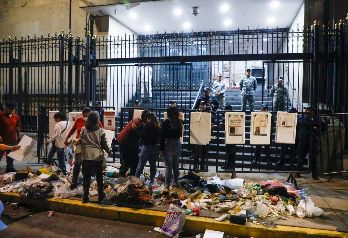 Protestan buscadoras en Gobernación. Madres y padres buscadores del estado de México protestaron ayer frente a la Secretaría de Gobernación, donde regaron basura encontrada en canales de aguas negras y colocaron las fichas de sus seres queridos desaparecidos en protesta por la falta de atención y seguimiento a las carpetas de investigación. Foto 