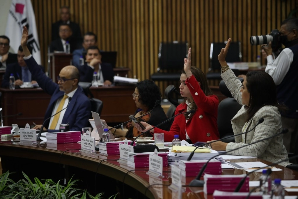 El INE no quita ni pone: Guadalupe Taddei. El reparto de legisladores plurinominales se hará conforme a la ley, advierte la presidenta del INE. La imagen, durante la sesión de ayer. Foto Yazmín Ortega Cortés