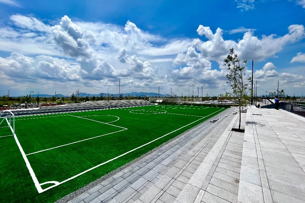 De Terregales a santuario de aves y deportistas. En las 300 hectáreas del Parque Ecológico Lago de Texcoco que estarán abiertas al público se construyó un deportivo con canchas de futbol y beisbol, un circuito ciclista y áreas para caminar, entre otros equipamientos. Foto Luis Castillo