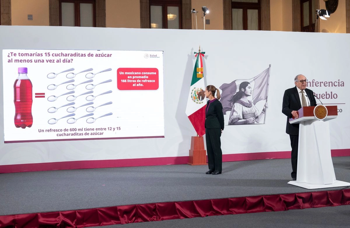 El secretario de Salud, David Kershenobich, participó ayer en la conferencia de prensa matutina de la presidenta Claudia Sheinbaum. El funcionario anunció que la dependencia a su cargo emprenderá campañas preventivas contra el consumo excesivo de bebidas azucaradas, a las cuales se atribuyen “uno de cada tres casos nuevos de diabetes mellitus y uno de cada siete nuevos casos de enfermedades cardiovasculares”. Foto 