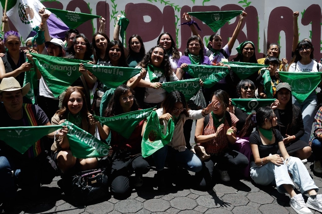 Puebla despenaliza el aborto Puebla se convirtió ayer en la entidad número 14 en aprobar la interrupción legal del embarazo hasta la semana 12 de gestación. Grupos pro vida y feministas se manifestaron frente al Congreso local, donde se aprobó la despenalización del aborto con 29 votos a favor, siete en contra y cuatro abstenciones. Foto Cuartoscuro 