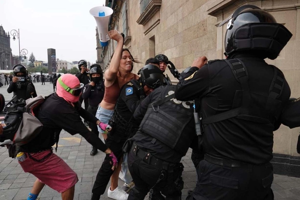 Dispersan marcha trans. En el Día Internacional de la Visibilidad Trans, el Conapred destacó ayer la importancia del uso del lenguaje incluyente para promover una cultura de respeto. En tanto, al terminar en el Zócalo una marcha a favor de esta exigencia, frente a Palacio Nacional un grupo de personas que se manifestaba fue dispersado. Foto Cuartoscuro 
