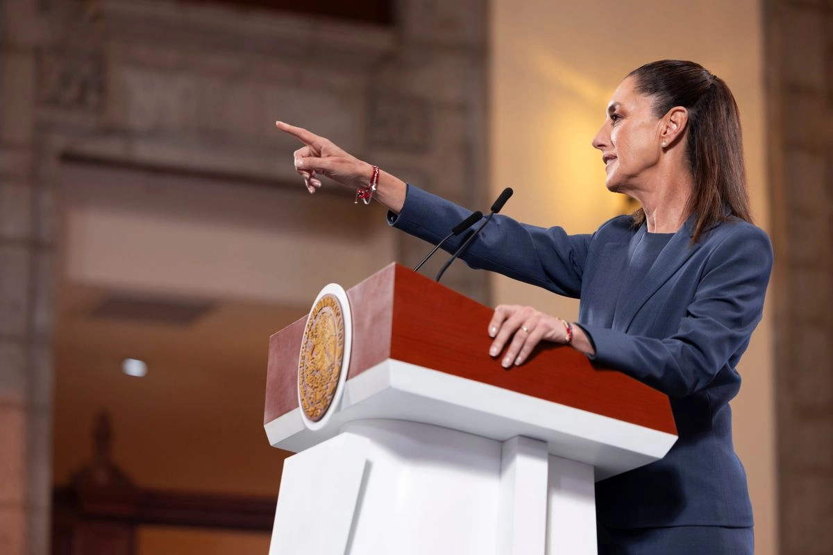 Defensa de la soberanía, "sin agacharnos". La presidenta Claudia Sheinbaum Pardo subrayó que siempre habrá una defensa de la soberanía sin agacharnos y en la que se exige un trato de iguales. Insistió que Estados Unidos no ha hecho lo suficiente para atender el consumo de drogas y no hay detenciones de los distribuidores de esos narcóticos en su país. Foto 