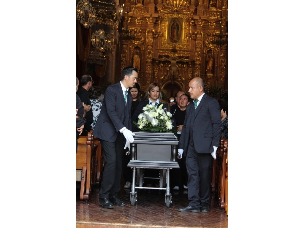 Sentida despedida al comisario asesinado. A Milton Morales, jefe de inteligencia del equipo que acompañó a Omar García Harfuch en la Secretaría de Seguridad Pública de la CDMX y quien fuera asesinado el pasado domingo cerca de su casa en Coacalco, estado de México, le brindaron ayer una misa de cuerpo presente en el templo de Guadalupe, en la capital de su natal Aguascalientes, para luego sepultarlo. Foto ‘La Jornada’
