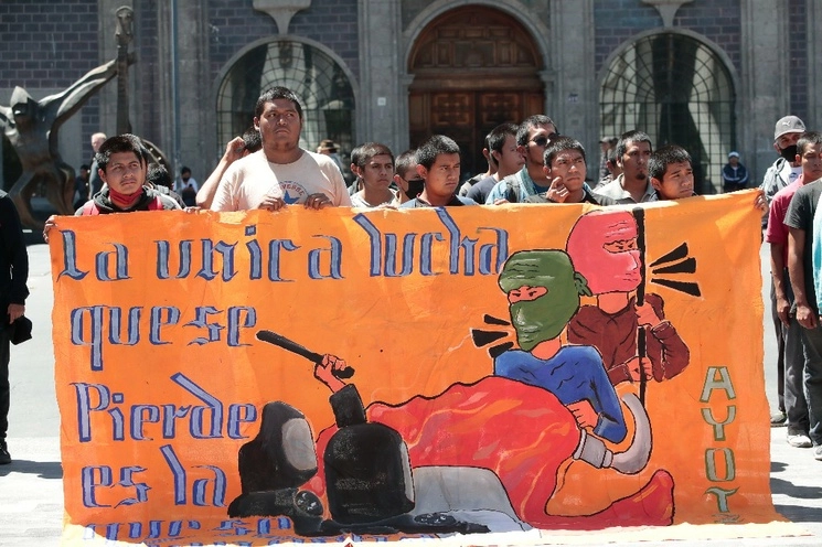 Cerca de otro aniversario. Familiares de los jóvenes normalistas desaparecidos hace nueve años en Iguala se manifestaron frente al Hemiciclo a Juárez para exigir justicia. Foto Luis Castillo 



