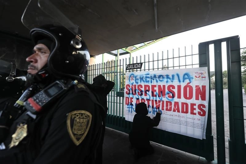 Pesar por la muerte de dos jóvenes fotógrafos. Decenas de personas acudieron al Parque Bicentenario a exigir justicia por los jóvenes estudiantes que colaboraban para Mr. Indie. Citlali recién culminó un diplomado para titularse y Miguel cursaba el octavo semestre en la FES-Aragón. 