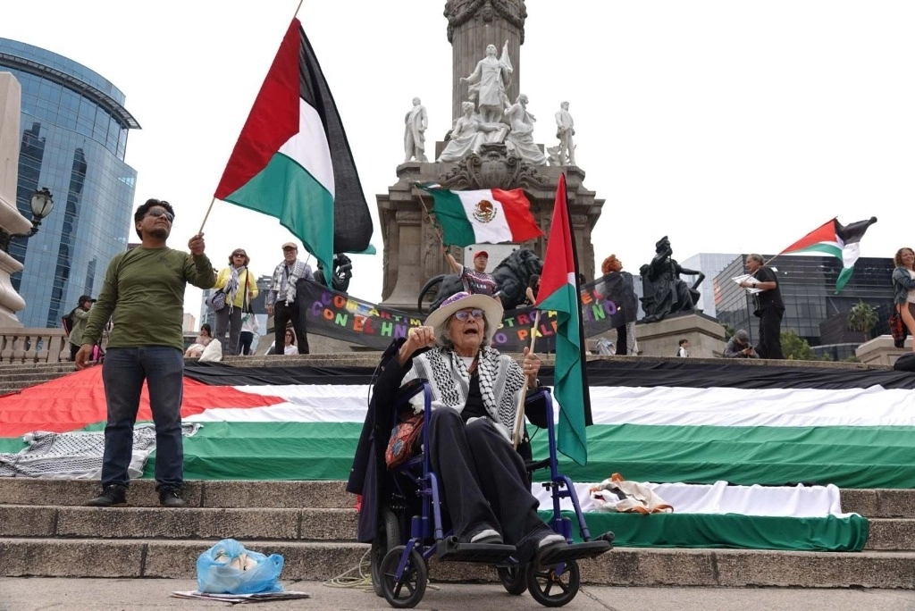 Celebración. Simpatizantes del pueblo palestino se manifestaron ayer en el Ángel de la Independencia porque se mantiene el acuerdo del alto el fuego en Gaza. Foto Cuartoscuro 