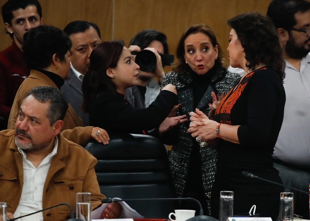 Piden que la SCJN defina su postura. Diputadas de MC que el domingo dejaron la sesión de la Comisión de Puntos Constitucionales, insisten en que se dé a conocer la cifra de amparos contra la reforma. Foto Cristina Rodríguez