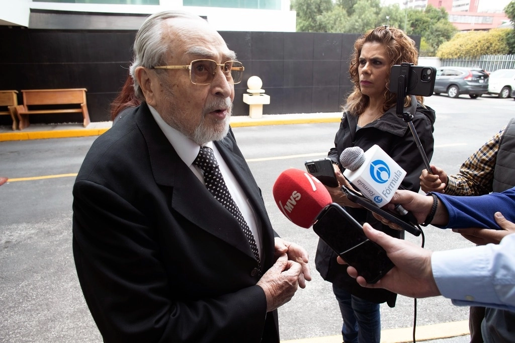 Ortiz Pinchetti luchó por México toda la vida. Bernardo Bátiz Vázquez, consejero de la Judicatura Federal, al arribar al velorio de José Agustín Ortiz Pinchetti, titular de la Fiscalía Especializada en materia de Delitos Electorales, fallecido el sábado, cuyo lado humano destacó. Foto María Luisa Severiano 