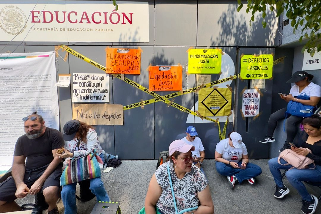Empleados de Mejoredu bloquean oficinas de la SEP. Trabajadores de la Comisión Nacional para la Mejora Continua de la Educación realizaron ayer su octava movilización para exigir a la SEP certeza laboral. Foto 