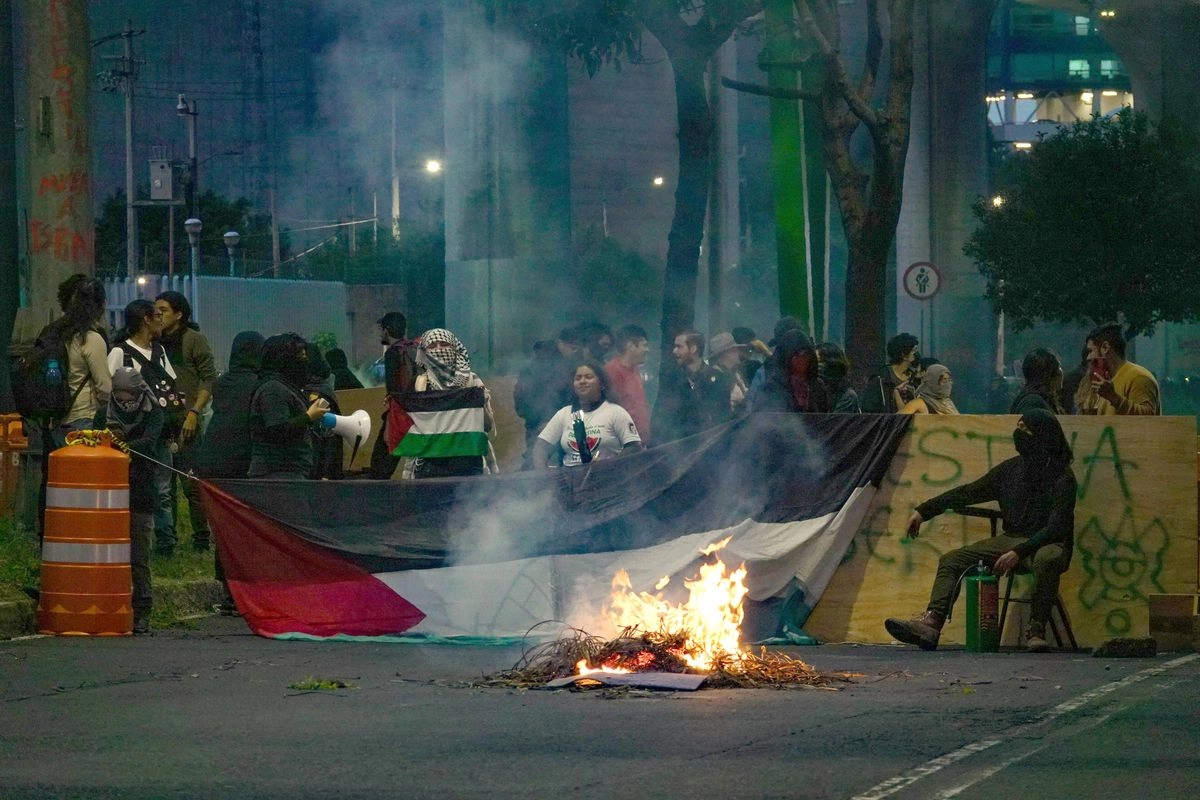Se multiplicaron las protestas contra la detención de la flotilla humanitaria que pretendía llegar a Gaza. Como ha sucedido en otras ocasiones, las fuerzas israelíes impidieron el paso de las embarcaciones y detuvieron (secuestraron, sería un término más apropiado) a quienes viajaban a bordo de ellas, provenientes de más de 40 países. La imagen, en Periférico, a la altura de la ENAH. Foto 