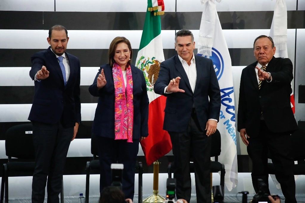 La candidata opositora y los tres amigos. Xóchitl Gálvez acudió ayer a registrarse ante el INE como candidata presidencial de Fuerza y Corazón por México en compañía de los líderes de PAN, PRI y PRD. Foto Cristina Rodríguez