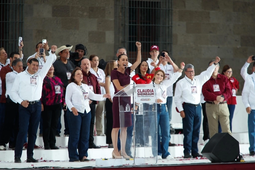 Líderes y candidatos locales de Morena acompañaron ayer a Claudia Sheinbaum en su mitin de cierre de campaña en el Zócalo capitalino. Foto Cristina Rodríguez