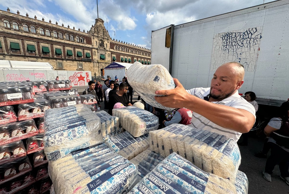 Reúnen ayuda en el Zócalo. Un centro de acopio fue instalado en el primer cuadro de la Ciudad de México, adonde llegan las donaciones para los damnificados por las lluvias. Foto 