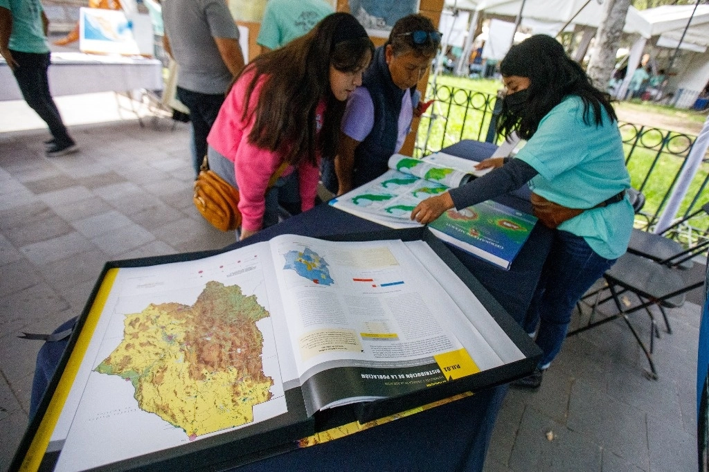 Acercan la ciencia a las nuevas generaciones. Jóvenes asistieron a la novena edición del Encuentro con la Tierra, organizado por el Instituto de Geología de la UNAM en Santa María la Ribera. Foto Pablo Ramos 