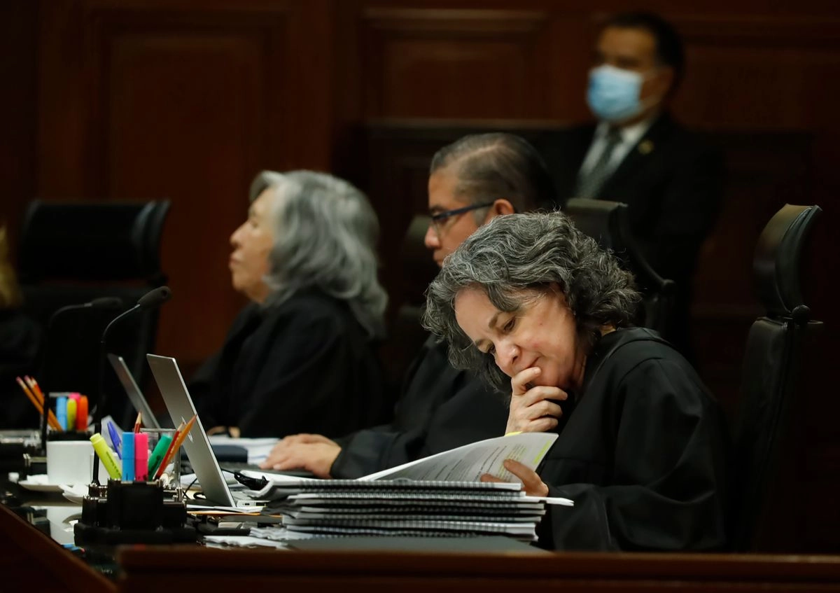 De izquierda a derecha, María Estela Ríos González, Irving Espinosa Betanzo y Sara Irene Herrerías, ministros de la SCJN, en el pleno de ayer. Foto 