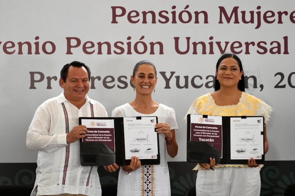 La presidenta Claudia Sheinbaum, en su gira por Yucatán, anunció programas sociales. Estuvo acompañada por el gobernador Joaquín Díaz Mena. Foto Presidencia 