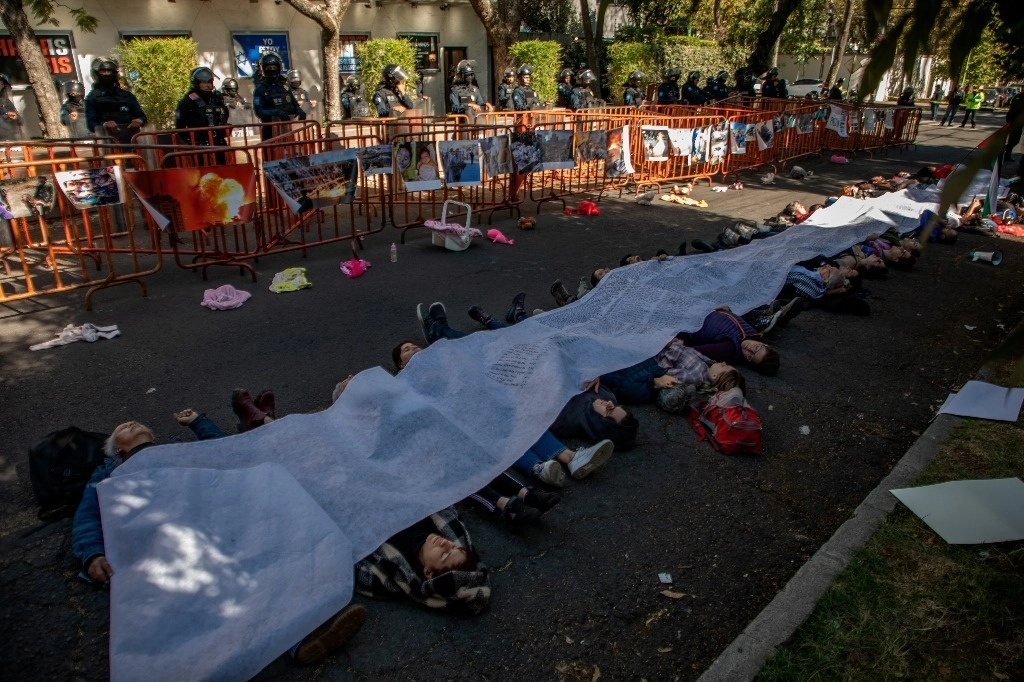 Protesta frente a la embajada de Israel. Con un cartel con los nombres de más de 4 mil niñas y niños que han muerto en los ataques israelíes en la franja de Gaza, activistas y ciudadanos exigieron ayer el alto el fuego frente a la embajada de Israel en México. Foto Jair Cabrera Torres 