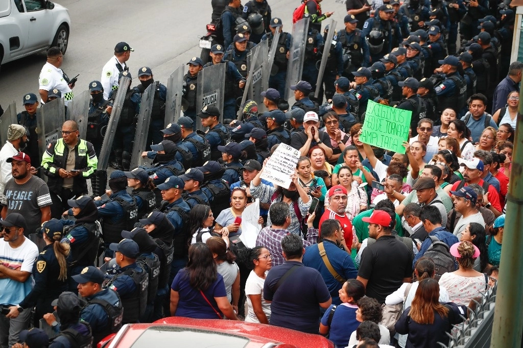 EVITAN BLOQUEO EN INMEDIACIONES DEL AICM. Policías capitalinos encapsulan a trabajadores disidentes del sindicato nacional de maestros que pretendían bloquear bulevar Puerto Aéreo para exigir pagos que les adeuda la SEP desde 2022, según dijeron. Foto Víctor Camacho