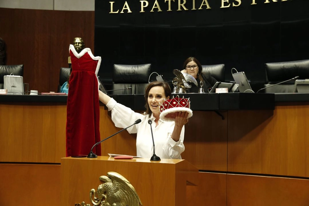Atuendo de rey para Fernández Noroña. La senadora Lilly Téllez llevó cetro, corona y capa “al reyezuelo Fernández Noroña”, quien obligó a un ciudadano a ofrecerle una disculpa pública. Foto 