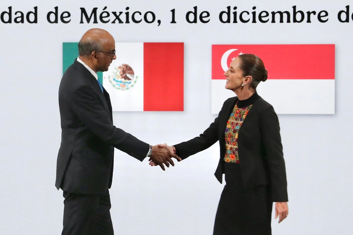 La Presidenta saluda a su homólogo de Singapur, Tharman Shanmugaratnam, en la conferencia conjunta de ambos celebrada en Palacio Nacional. Foto 