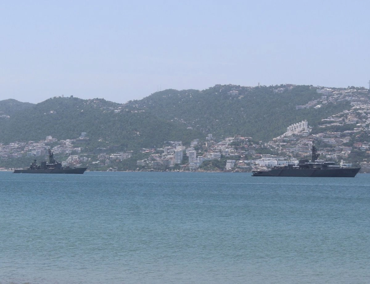 Arriban a Acapulco buques de defensa de Japón. Dos buques de entrenamiento de la Fuerza Marítima de Autodefensa de Japón arribaron ayer al puerto de Acapulco, Guerrero, en las embarcaciones Kashima y Shimakaze, para estrechar lazos entre ambos países. La escuadra viaja con al menos 595 oficiales. El cuerpo diplomático señaló que esta capacitación de navegación de altura se realiza desde 1957. La travesía comenzó en Tokio. Foto 