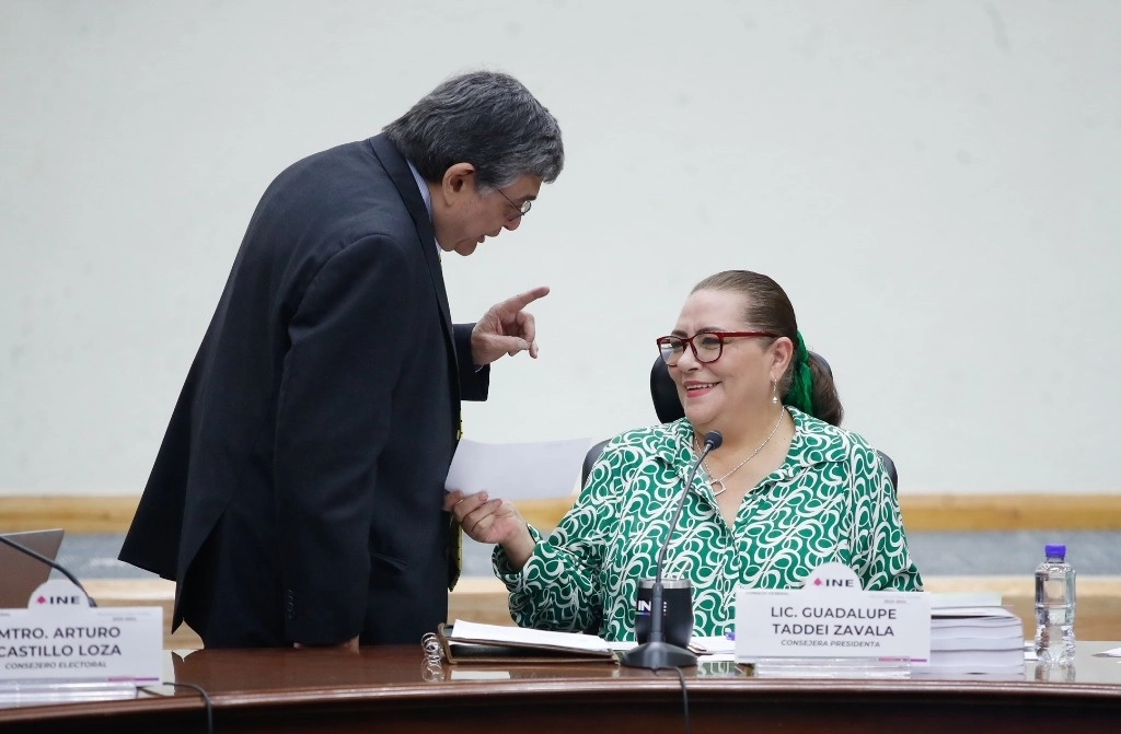 Afina el INE estrategia para el 2 de junio. La presidenta del INE, Guadalupe Taddei, dialoga con el consejero Uuc-kib Espadas, durante la sesión de ayer del Consejo General. Foto Cristina Rodríguez