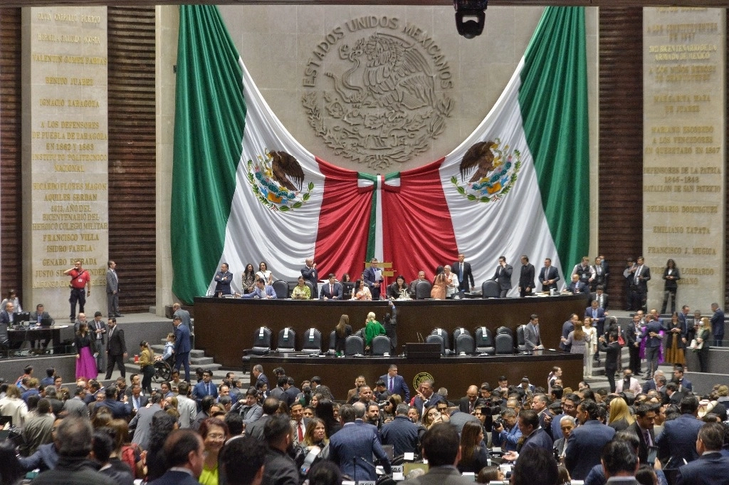 La diputada Marcela Guerra Castillo, presidenta del Congreso General, declaró la apertura del segundo periodo de sesiones ordinarias del tercer año de ejercicio de la LXV Legislatura. Asistieron 284 diputados, así como 78 senadores. Foto Marco Peláez