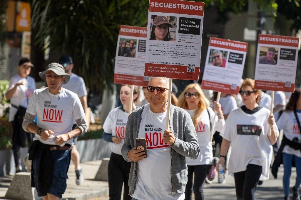 Abogan por la liberación de rehenes. Integrantes de la comunidad judía en México marcharon ayer en la CDMX para exigir a Hamas la liberación de los rehenes en Gaza. Foto Pablo Ramos 