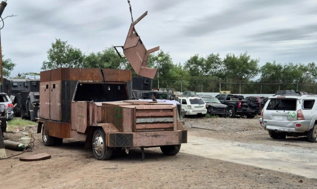 TRITURAN MONSTRUOS. La Fiscalía General de la República, por conducto de su homónima de Tamaulipas, destruyó 33 vehículos con blindaje artesanal. Foto Cuartoscuro