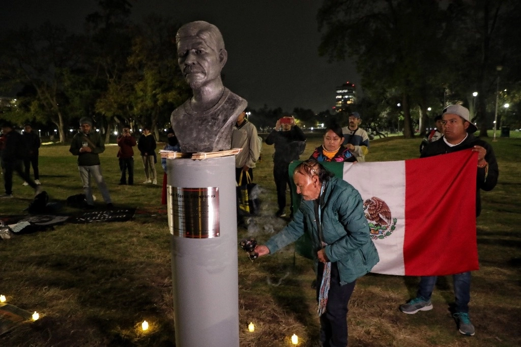 Acción global en memoria de Samir Flores. En el sexto aniversario del asesinato del activista opositor al Proyecto Integral Morelos, estudiantes, maestros y miembros del Consejo Nacional Indígena exigieron justicia y colocaron un busto del también profesor frente a Rectoría en Ciudad Universitaria. Foto Jair Cabrera
