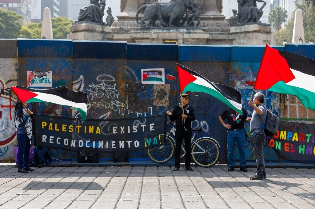 Desangelado plantón a favor de Palestina. De acuerdo con los convocantes a un plantón en apoyo a Palestina en la glorieta del Ángel de la Independencia, sólo cinco personas acudieron al llamado para exigir el alto el fuego del ejército de Israel contra civiles. Foto Pablo Ramos