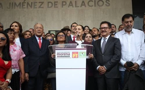 Trabajar en territorio, puerta por puerta, demandó Claudia Sheinbaum en su primera reunión en San Lázaro con legisladores de Morena y aliados. Foto Yazmín Ortega Cortés