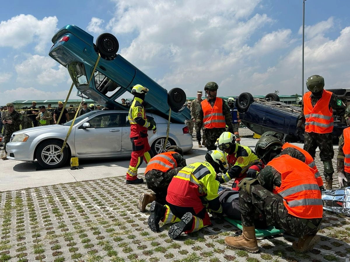 En la Base Aérea de Santa Lucía, el Ejército Mexicano y representantes de 30 cuerpos militares de los países de la Conferencia de Ejércitos Americanos llevaron a cabo la Operación Péekáamba, simulacro de terremoto de magnitud 8.1 con epicentro en Guerrero y afectaciones a la capital del país. Foto 