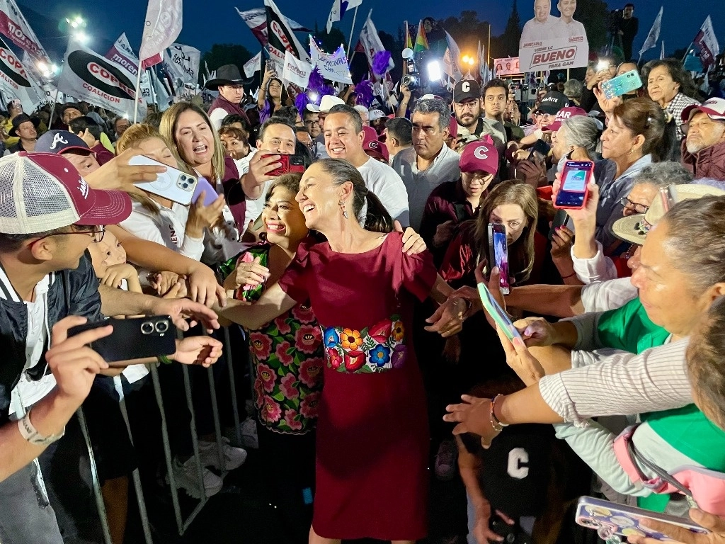 Un solo equipo. La candidata presidencial Claudia Sheinbaum defendió por primera vez su relación política y de cercanía con Clara Brugada, aspirante a jefa de Gobierno capitalino, quien la acompañó en su recorrido ayer en la CDMX. Foto Luis Castillo 