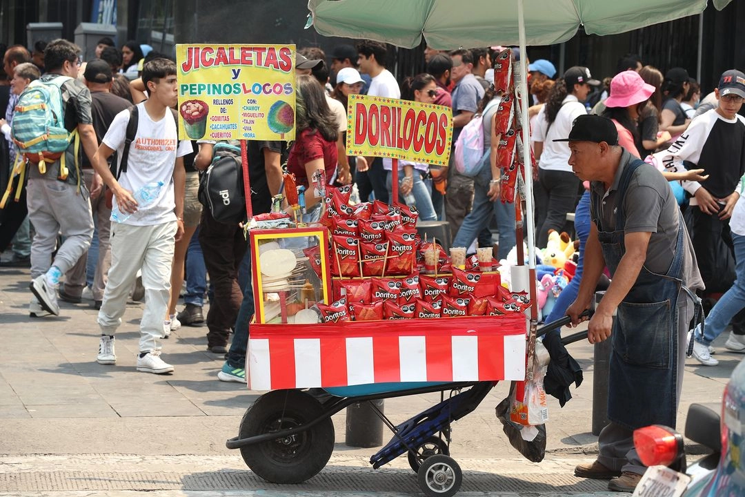 Botana natural contra chatarra. A la hora del antojo se puede elegir una jícama en forma de paleta, pepinos con limón y chile piquín o rellenar el espacio de las bolsas de frituras. Foto María Luisa Severiano