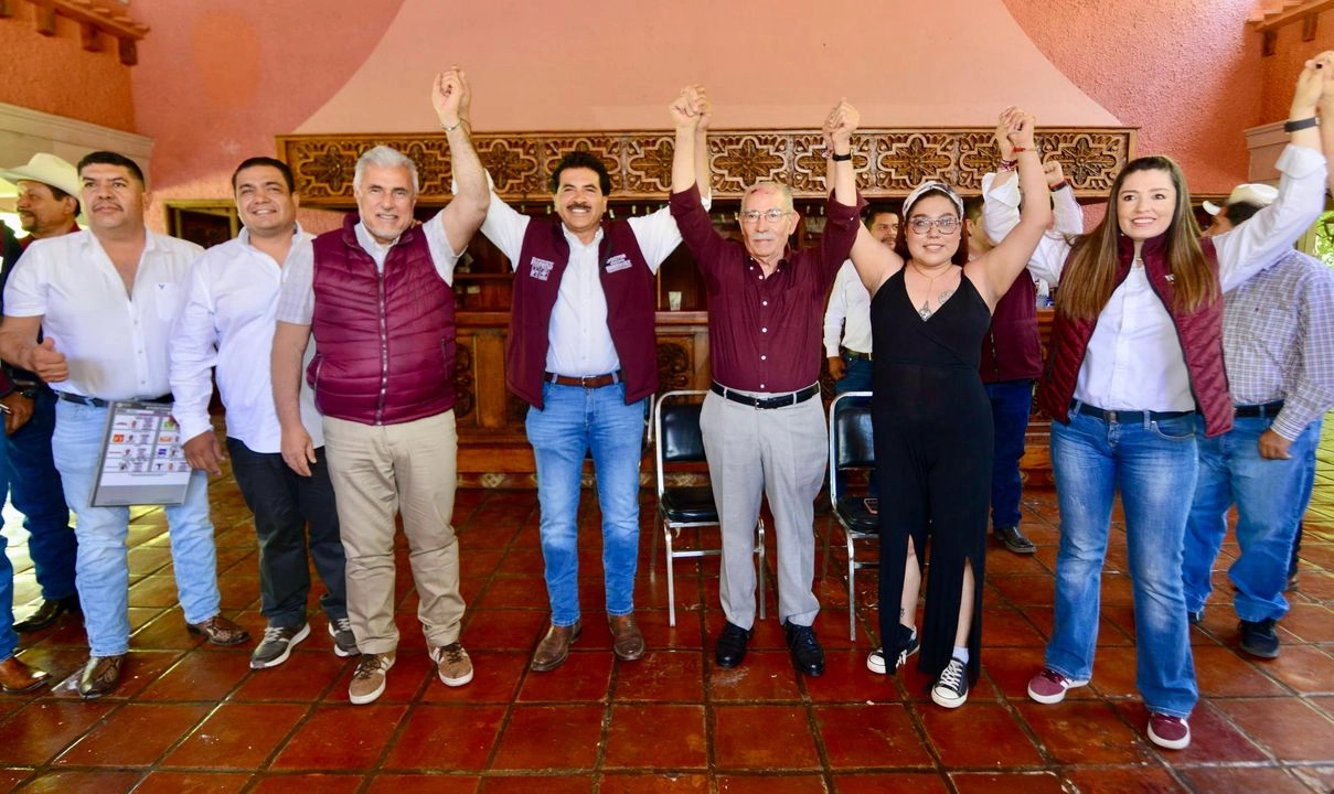 En política, la forma es fondo. Este domingo en el rancho Las Águilas, Maximiliano Silerio Esparza (quinto desde la izquierda), ex gobernador de Durango, levantó la mano en son de victoria a José Ramón Enríquez Herrera, candidato a la alcaldía de Durango por la coalición Sigamos Haciendo Historia, formada por Morena-Verde-PT. Foto 
