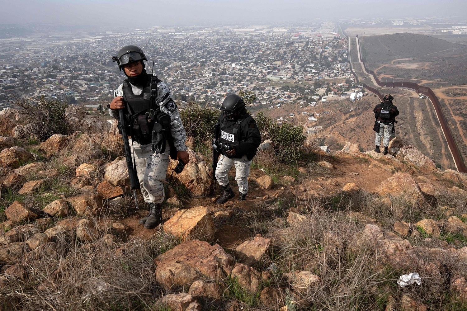 Combate al crimen organizado. Oficiales de la Guardia Nacional patrullan en un punto alto de El Nido de las Águilas en el este de Tijuana, Baja California, frontera con Estados Unidos, ayer. Foto 