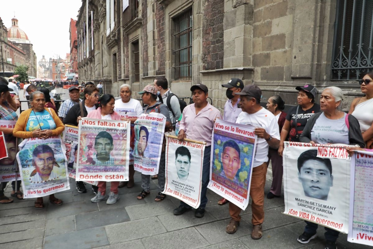 Ayotzinapa: casi 11 años sin justicia. Padres de los 43 normalistas de Ayotzinapa desaparecidos hace casi 11 años se reunieron ayer con la presidenta Claudia Sheinbaum en Palacio Nacional, acompañados de su nuevo representante legal, Isidoro Vicario Aguilar. Al salir, se dijeron decepcionados por la falta de avances sustanciales en las investigaciones. Foto 