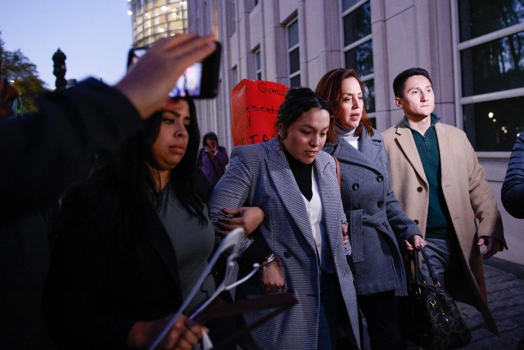 Arropado por su familia en Nueva York. Linda Cristina Pereyra (centro) abandona la corte de Nueva York luego de que su esposo, Genaro García Luna, fue sentenciado por ligas con el cártel de Sinaloa. Foto Afp