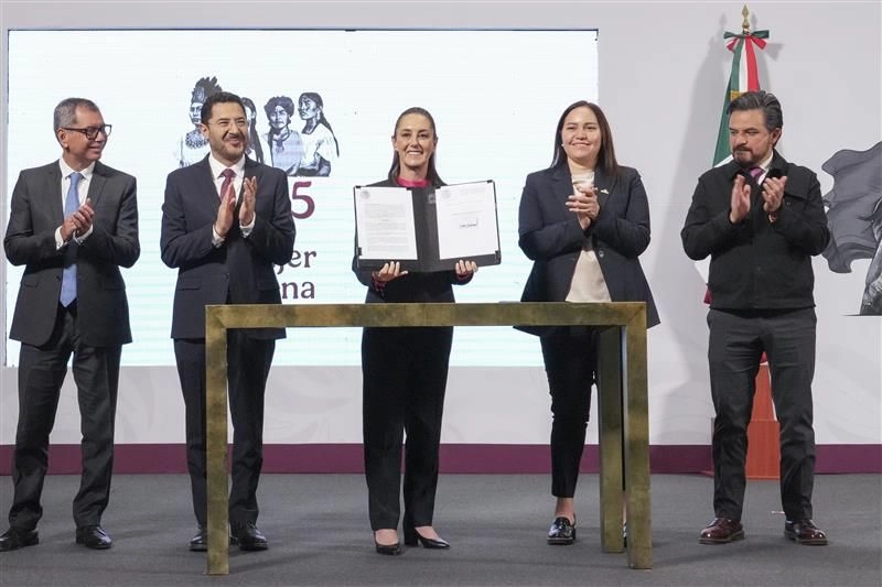 Decreto para reducir deudas con el Fovissste. Acompañada de funcionarios de su gabinete, la presidenta Claudia Sheinbaum firmó ayer un documento con el fin de congelar, aplicar quitas y condonar créditos. Foto 
