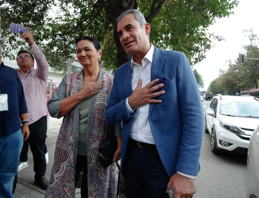 Llamado del PRI al TEPJF. Al término de una audiencia con magistrados del TEPJF, los priístas Dulce María Sauri y Enrique Ochoa Reza dijeron confiar en que este órgano resolverá con legalidad y justicia las impugnaciones a la asamblea que reformó los estatutos del ‘tricolor’ que permitirían la relección de Alejandro Moreno. Foto Cristina Rodríguez