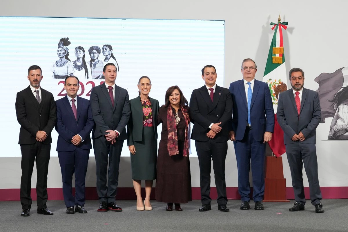 La presidenta Claudia Sheinbaum Pardo estuvo acompañada en su conferencia del pueblo por la gobernadora de Tlaxcala, Lorena Cuéllar, quien presentó el Polo de Desarrollo para el Bienestar de Huamantla, y Marcelo Ebrard Casaubón, secretario de Economía, entre otros invitados. Foto 