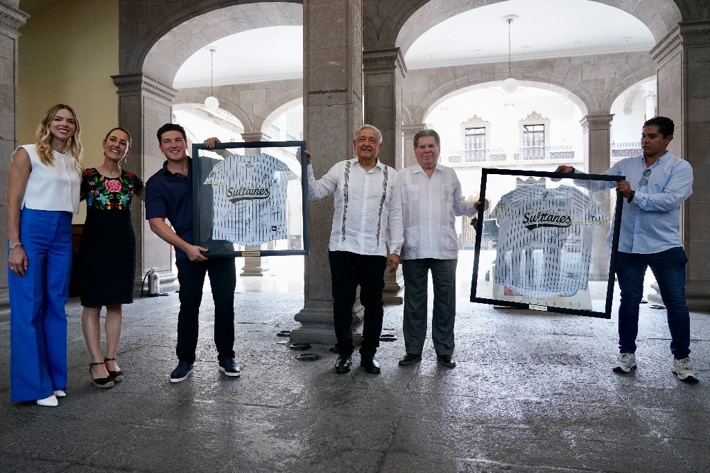 Franela regiomontana. En Nuevo León, la presidenta electa, Claudia Sheinbaum, y el presidente López Obrador recibieron del gobernador Samuel García y su esposa, Mariana Rodríguez, así como de empresarios del estado, la camiseta de los Sultanes de Monterrey. Foto Presidencia 