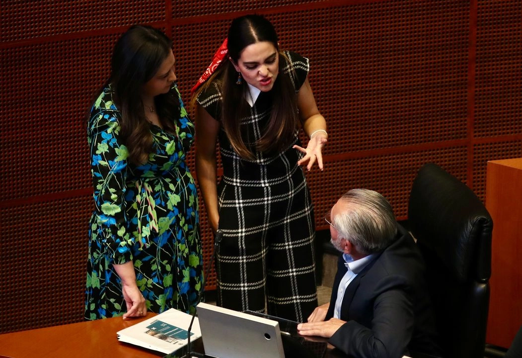Avanza en el Senado la simplificación administrativa. El Senado aprobó ayer por unanimidad la reforma constitucional en materia de simplificación administrativa y digitalización. En la imagen, los morenistas Cynthia López Castro, Andrea Chávez Treviño y Adán Augusto López. Foto 